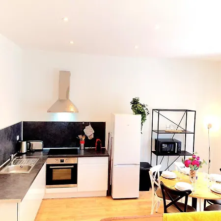 Bright & Spacious Downtown *