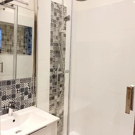 Bright & Spacious Downtown