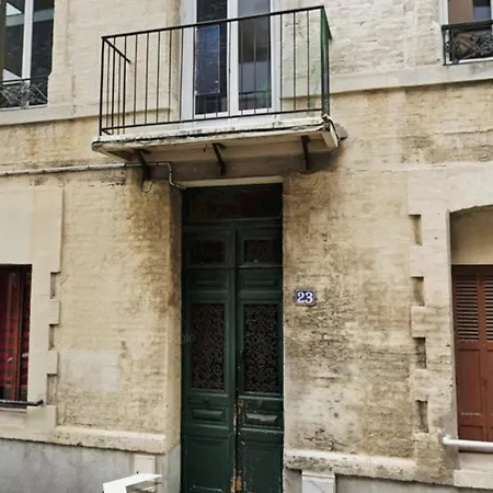 Bright & Spacious Downtown Apartment *