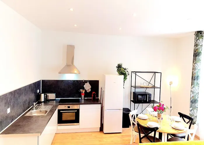 Bright & Spacious Downtown *