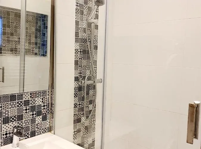 Bright & Spacious Downtown