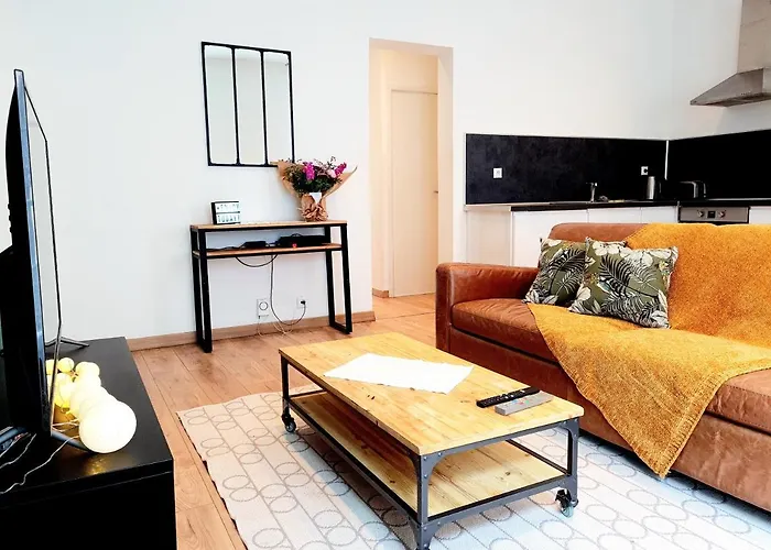 Bright & Spacious Downtown *