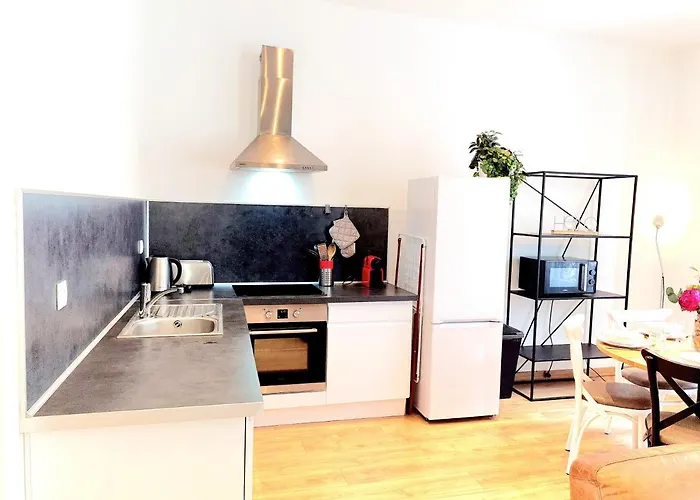 Bright & Spacious Downtown *